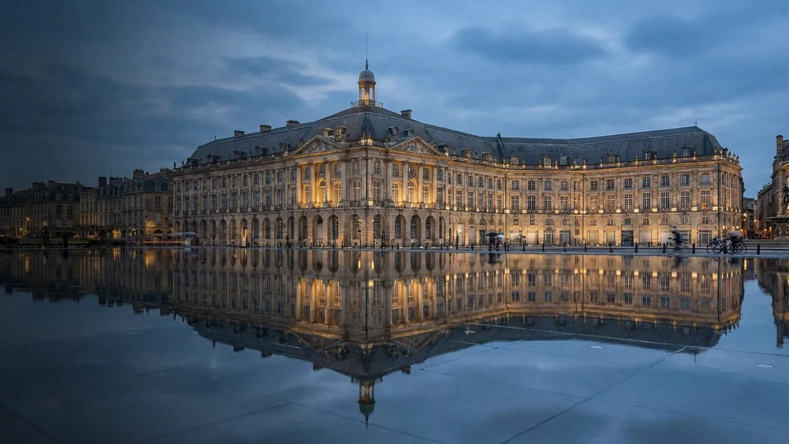 Bordeaux, la place de la Bourse et le miroir d’eau à l’heure bleue