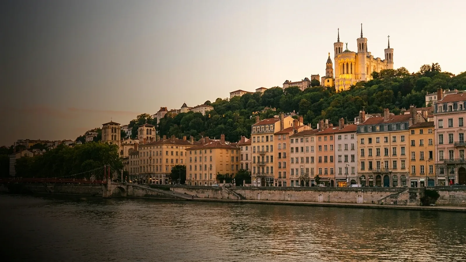 Lyon, la basilique de Fourvière au-dessus du Vieux Lyon et les quais de Saône à l’heure dorée