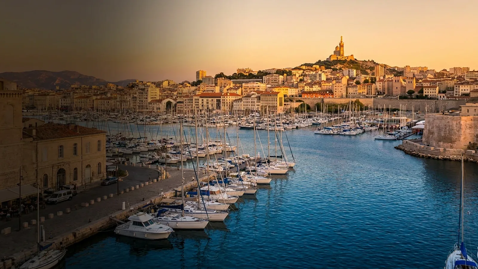 Marseille, le Vieux-Port et Notre-Dame-de-la-Garde sur la colline à l’heure dorée