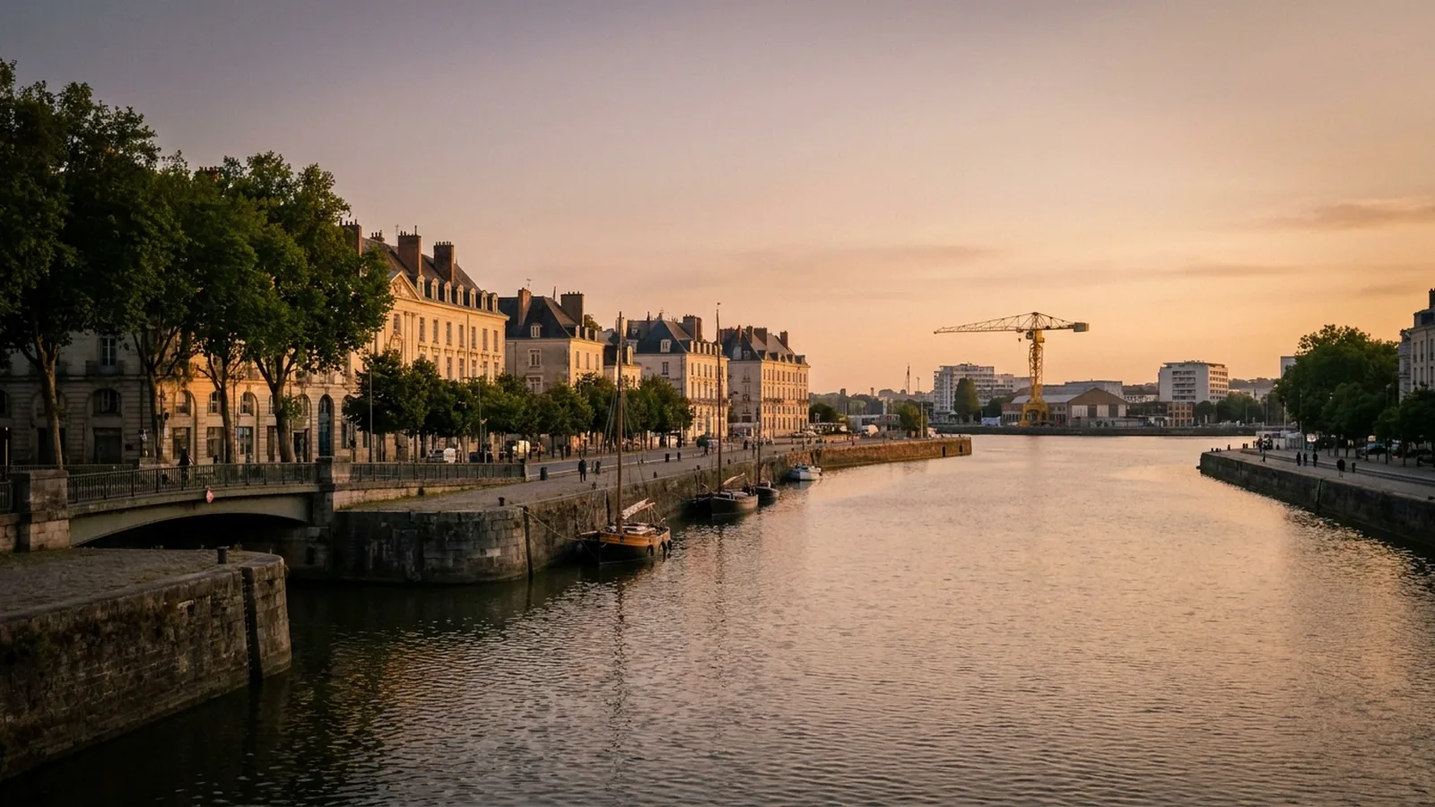 Nantes, les quais de la Loire et l’architecture classique à l’heure dorée