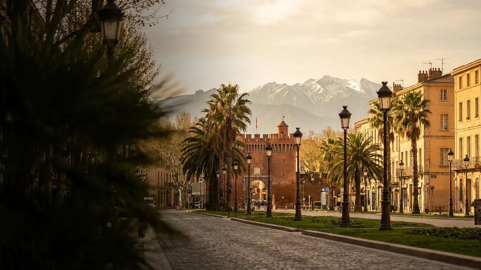 Perpignan en Catalogne française, le Castillet et le massif du Canigou enneigé à l’horizon